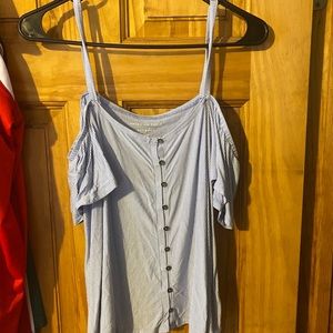 AE cutout/ off the shoulder shirt.